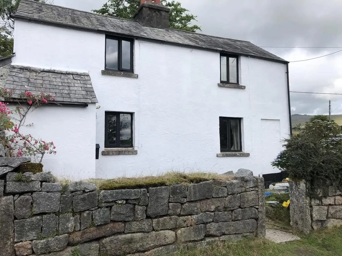 Render repair and exterior repaint of a cottage in Perranporth